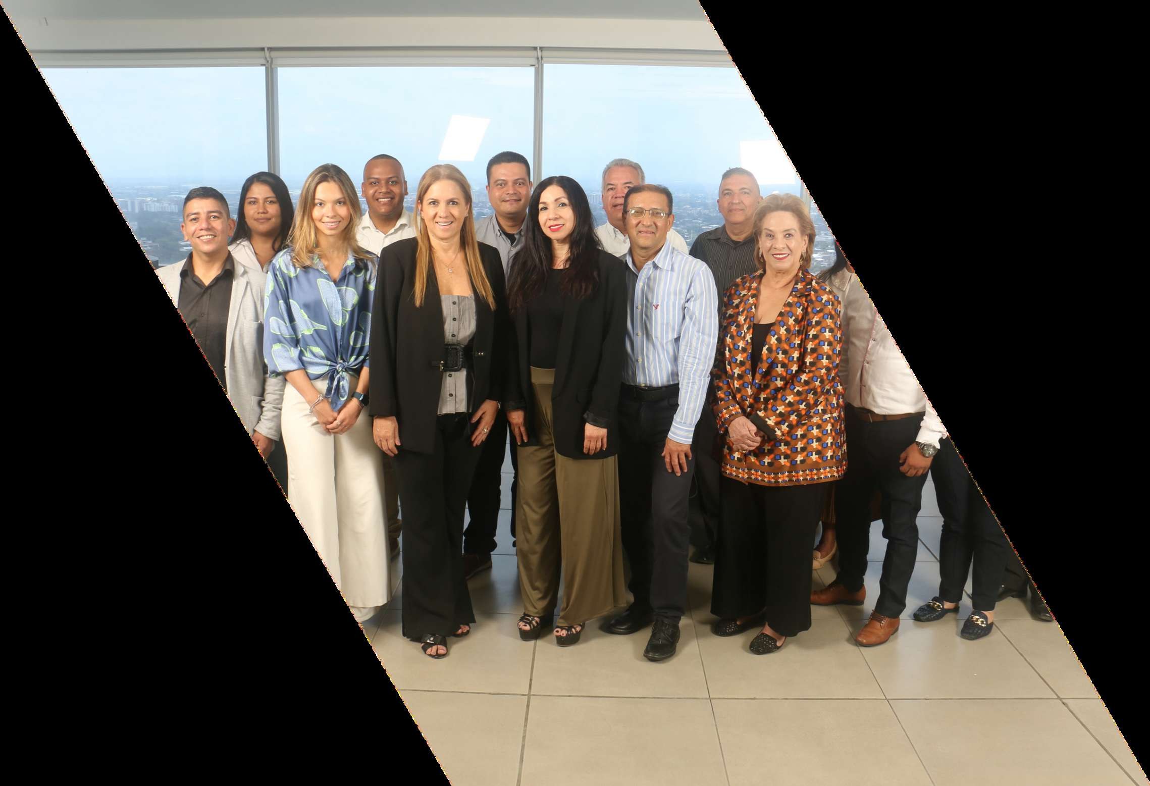 Equipo de trabajo de Álvaro Escobar Ch. & Cía. Ltda. en sus oficinas